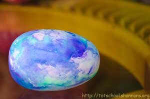 Beautiful Marbled Easter Eggs (Shannon's Tot School)
